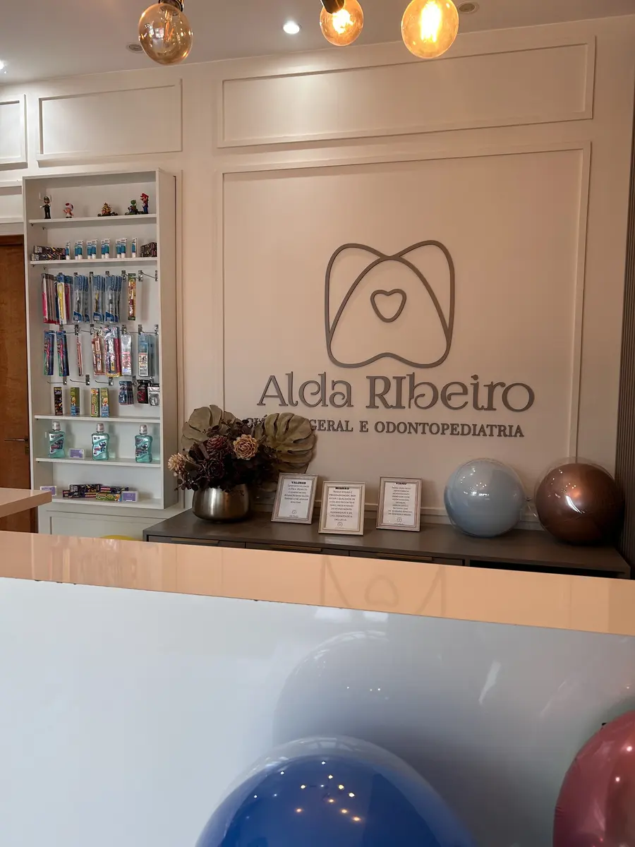 Balcão da recepção com a logo do consultório e a vitrine de escovas